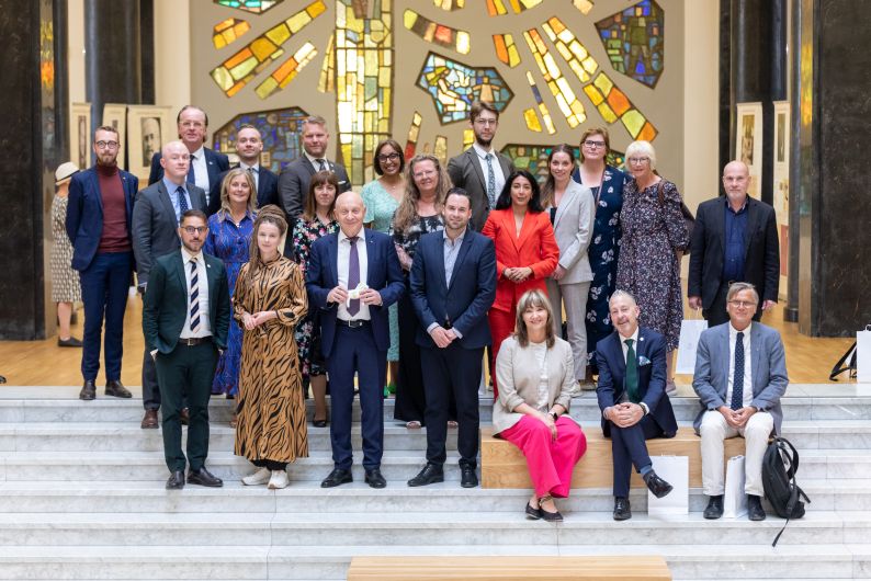 Švedijos Karalystės parlamento Kultūros komiteto nariai ir Nacionalinės bibliotekos darbuotojai