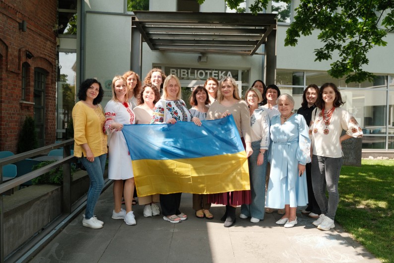2 stažuotės dalyviai Klaipėdos apskrities Ievos Simonaitytės viešojoje bibliotekoje