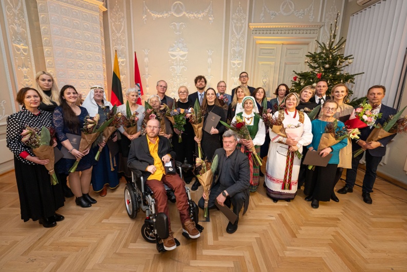 Nuotraukoje kadras iš premijų įteikimo su visais laureatais