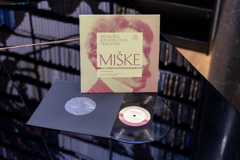 M. K. Čiurlionio simfoninės poemos „Miške“ plokštelė ant fortepijono