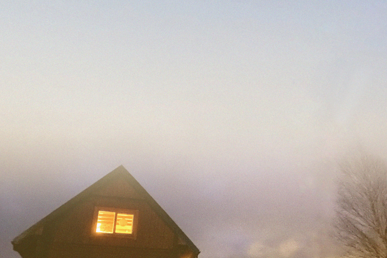 Namo stogas migloje