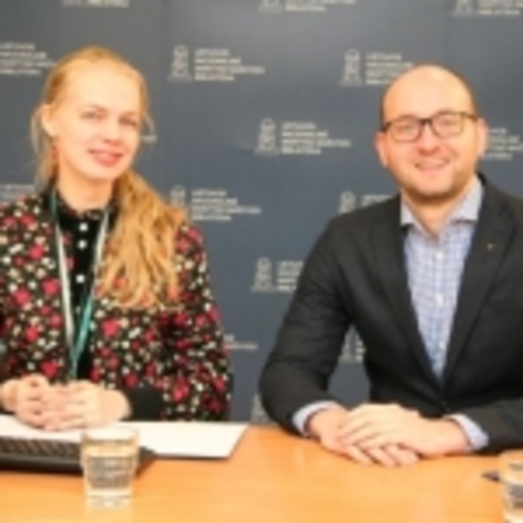 Transliacijos vedėja Gabija Daukšaitė diskutuoja su UAB „BMK“ ir APPLE atstovu Sigitu Liaučiumi apie naujausias IT technologijas ir jų sprendimus bibliotekoms