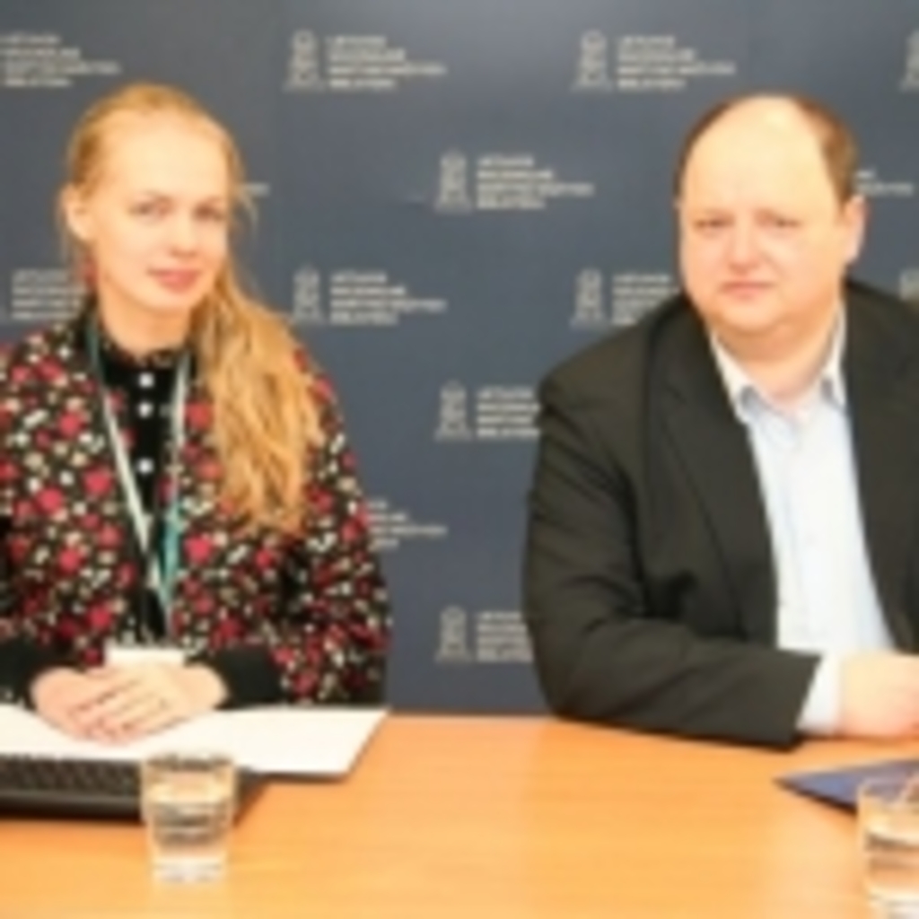 Transliacijos vedėja Gabija Daukšaitė su UAB „Microsoft“ atstovu Šarūnu Končiumi