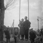 Velykų sūpuoklės Miečionių kaime (©Nalšios muziejus, autorius K. Ulozas, panaudojimo teisės CCBYNCND)