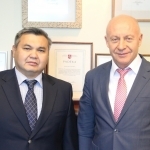 Kazachstano Respublikos ambasados pirmasis sekretorius Lietuvoje Zhandosas Saduakassovas ir Nacionalinės bibliotekos generalinis direktorius prof. dr. Renaldas Gudauskas
