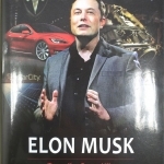 Renginio iniciatoriai Nacionalinės bibliotekos generaliniam direktoriui prof. dr. Renaldui Gudauskui įteikė knygą „Elon Musk. „Tesla“,  „Spacex“ ir fantastinės ateities paieškos“ (aut. Ashlee Vance)