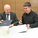 Bendradarbiavimo sutartį pasirašo Nacionalinės bibliotekos generalinis direktorius prof. dr. Renaldas Gudauskas ir VšĮ Gerosios naujienos centro direktorius Remigijus Jucevičius.