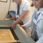 DKRS restauratorės Aldonas Nikienė (kairėje) ir Solveiga Sprindienė testuoja pirmąją Lietuvoje pagamintą popieriaus liejimo mašiną