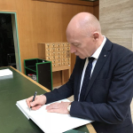 Prof. Dr. R. Gudauskas signs the UN Library’s guest book.