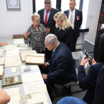 Nacionalinės bibliotekos Judaikos tyrimų centro vadovė dr. Lara Lempertienė Izraelio premjerui pristatė šiame centre saugomą unikalią žydų knygų ir rankraščių kolekciją