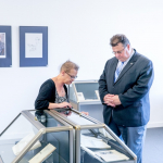 Užsienio reikalų ministras Linas Linkevičius apžiūri poetui Avromui Suckeveriui skirtą parodą „Žaibo prisiminimas“