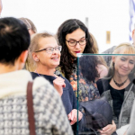 Judaikos skyriaus vadovė dr. L. Lempertienė atidaro parodą „Atspindžiai suskilusiame veidrodyje“ Nacionalinėje bibliotekoje, 2018.11.08.