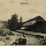 Atvirlaiškis su 1905 m. Paulinos Mongirdaitės fotografuotu vaizdu, aprėpiančiu Gargždų dvarą, bažnyčią ir senąjį medinį tiltą iš pietryčių, nuo Minijos upės rytinio kranto.