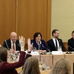 Moksleiviai užduoda klausimus Seimo Pirmininkei