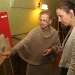 Dr. L. Lempertienė ir Lyudmila Sholokhova prie parodos „Nacionalinėje bibliotekoje saugomi YIVO dokumentai – vilnietiško laikotarpio palikimas“ eksponato