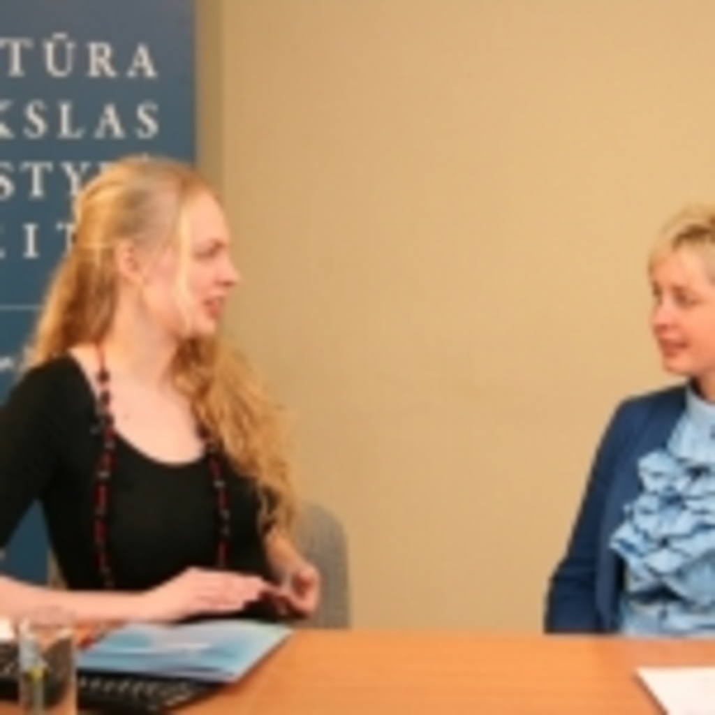 Iš kairės: transliacijos vedėja Gabija Daukšaitė bei Sodininkystės ir daržininkystės instituto darbuotoja Rasa Karklelienė